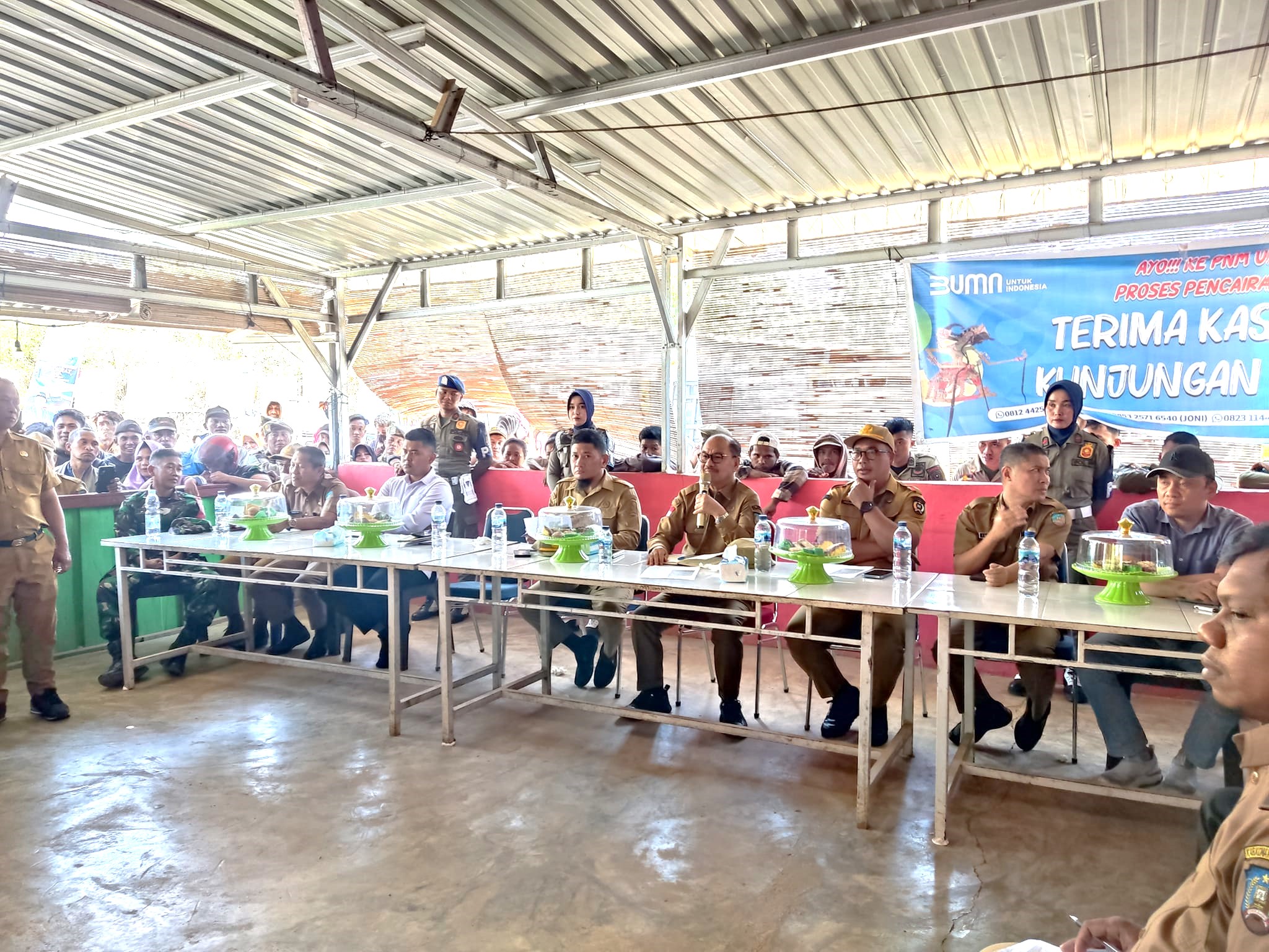 Bupati Konawe Selatan, Surunuddin Dangga saat mengadakan audiensi bersama masyarakat Desa Torobulu
