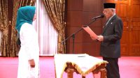 Sekda Provinsi Sultra, Drs. H Asrun Lio saat melantik Bunda Literasi Sultra Dra. Waode Munanah