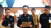 Sekda Bombana Man Arfa saat membaca naskah pengukuhan