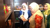 Ketua Dekranasda Kolaka Utara, Ir. Hj. Nina Harini Yuniarto Sukanto (Kiri)