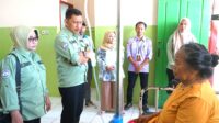 Pj Bupati Buton, Drs. La Ode Mustari, MSi saat berdialog dengan Pasien di Puskesmas