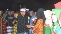 Pj. Bupati Buton, Drs. La Ode Mustari saat disambut oleh warga