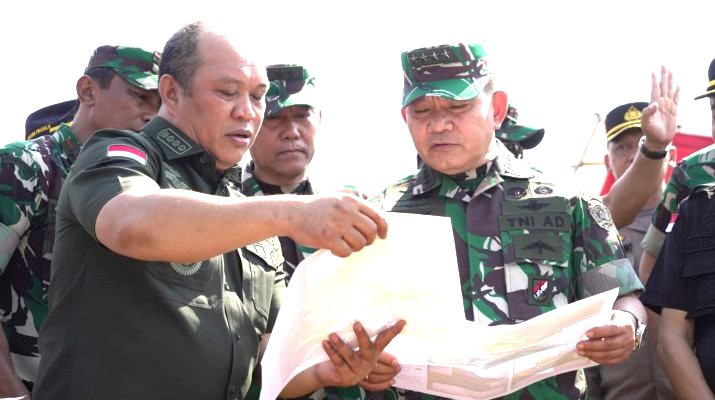 Bupati Konawe Utara, H. Ruksamin (kiri) dan Kepala Staf TNI AD, Dudung Abdurachman (Kanan)