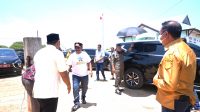 Penjabat Bupati Bombana H. Burhanuddin saat tiba di Desa Weaputtang
