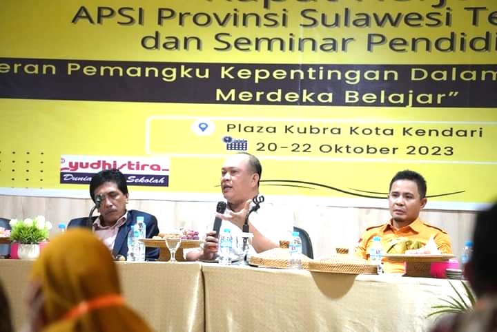 Bupati Konut, H.Ruksamin (Tengah) saat menjadi narasumber Seminar Pendidikan APSI