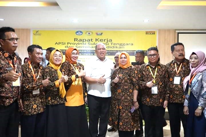 Bupati Konut, H.Ruksamin (Tengah) bersama Pengurus APSI Sultra