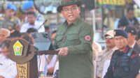 Pj. Gubernur Sultra, Andap Budhi Revianto saat memimpin Apel