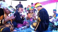 Bupati Konut H. Ruksamin (Kanan) saat menghadiri Tradisi Kande-kandea