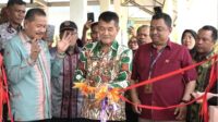 Wakil Bupati Konawe Utara H. Abuhaera saat menggunting pita peresmian TPI