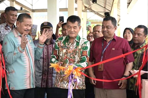 Wakil Bupati Konawe Utara H. Abuhaera saat menggunting pita peresmian TPI