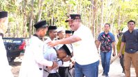 Pj. Bupati H. Burhanuddin saat disambut para Santri