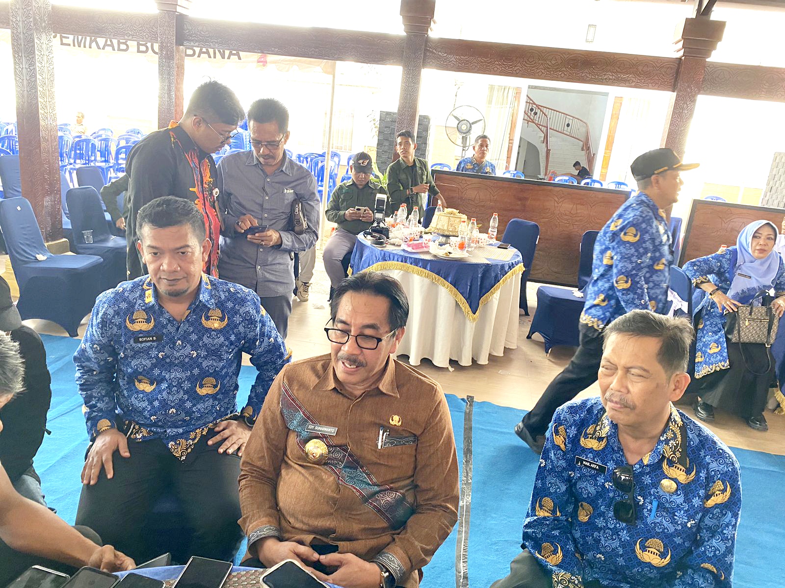 PJ. Bupati Bombana, Edy Suharmanto (Tengah) didampingi Sekda Bombana Man Arfa (Kanan) dan Kadis Kominfo Sofyan Baco (Kiri)