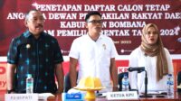 Pj Bupati Bombana H. Burhanuddin (Kiri)