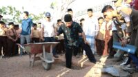 Pj. Bupati Bombana H. Burhanuddin saat meletakkan batu pertama pembangunan