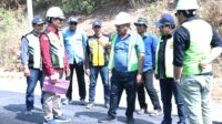 Pj. Bupati Bombana saat memantau pembangunan jalan di Pulau Kabaena