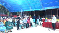 Pj. Bupati Bombana, H. Burhanuddin saat berbicara dihadapan warga Desa Lakomea