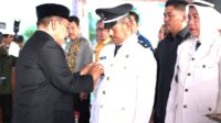 Pj. Bupati Bombana, H. Burhanuddin saat melantik 2 Pj. Kades