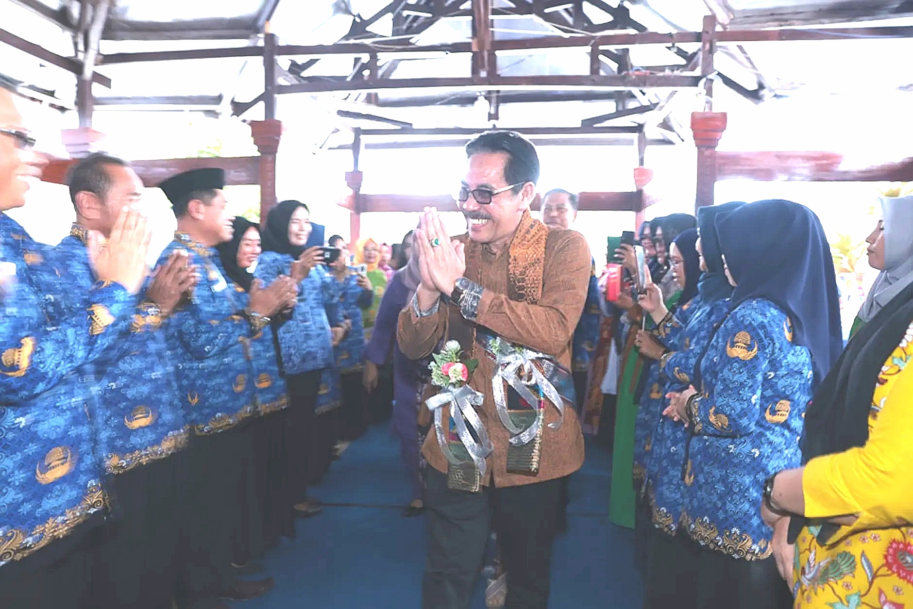 Pj. Bupati Bombana Edy Sudarmanto saat disambut di Rujab Bupati Bombana