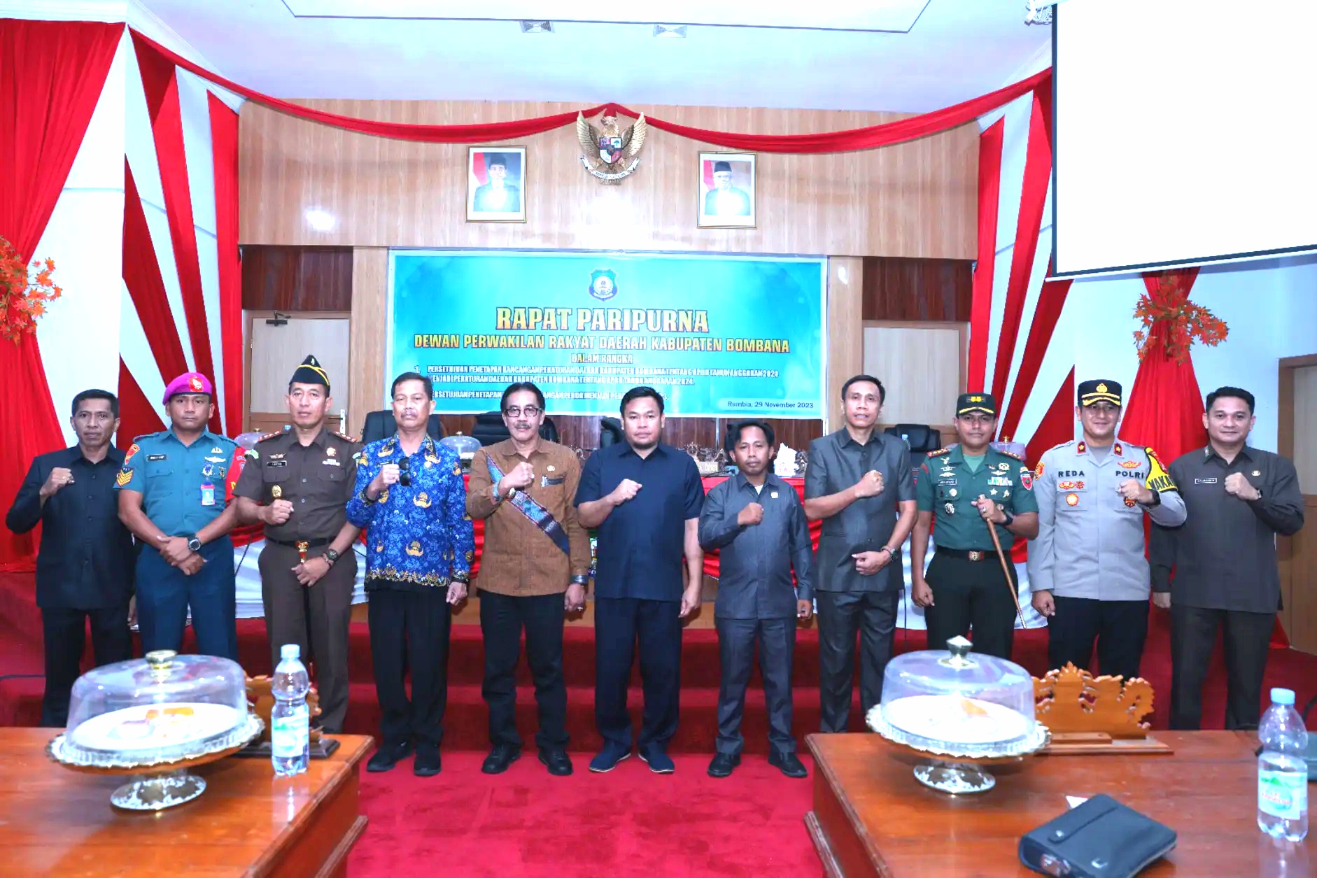 Foto Bersama Usai Paripurna di DPRD Bombana