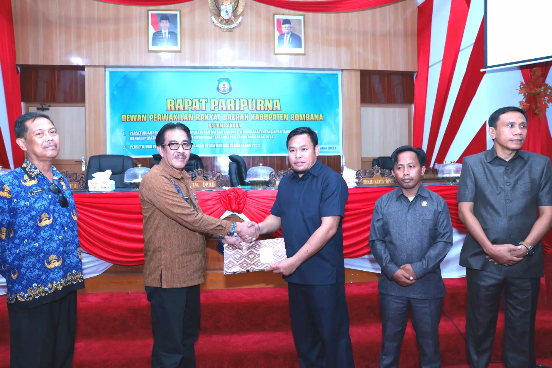 Dari Kiri, Sekda Bombana Man Arfa, Pj. Bupati Bombana Edy Suharmanto, Ketua DPRD Arsyad, Wakil Ketua DPRD Ardi dan Wakil Ketua DPRD Iskandar
