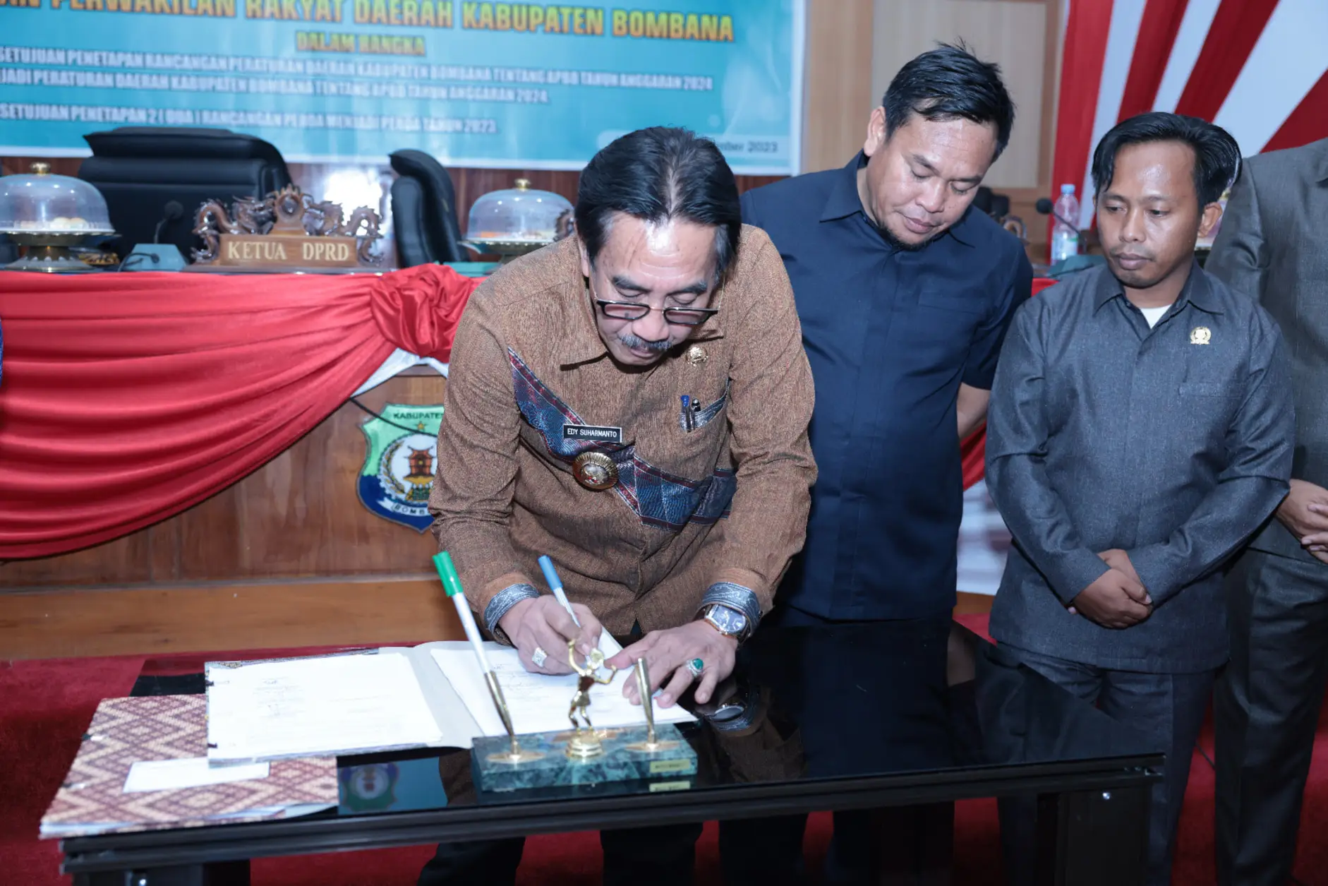 Pj. Bupati Bombana Edy Suharmanto saat meandatangani Nota Kesepakatan
