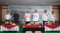 Bupati Konut Ruksamin saat menerima Tim KPK-RI
