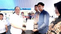 Bupati Ruksamin saat menyerahkan Sertifikat secara simbolis kepada warga