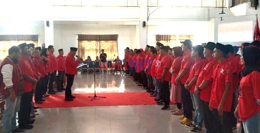 Sekretaris DPD PDIP Provinsi Sulawesi Tenggara, Hasrat, SH saat melantik pengurus PAC Kecamatan