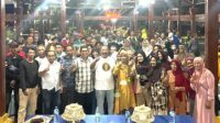 Pj Bupati Bombana H. Burhanuddin didampingi Sekdis DLH Makmur Darsih (Tengah) saat foto bersama puluhan petugas kebersihan Ibu Kota Bombana