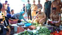 Bupati Ruksamin saat berdialog dengan Pedagang pasar