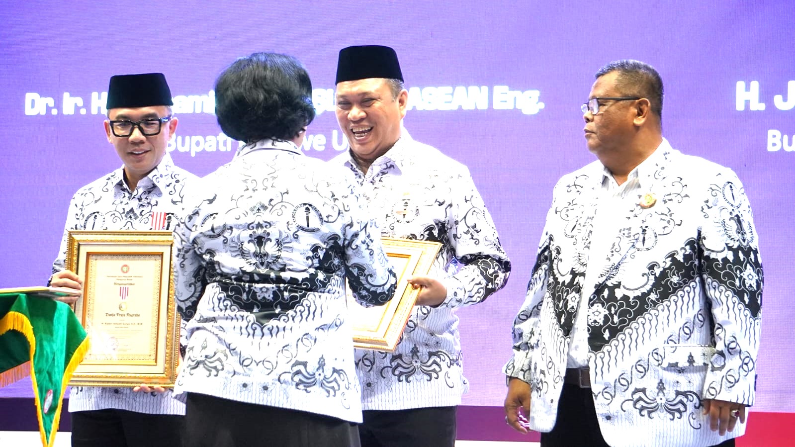 Bupati Konut H. Ruksamin saat menerima Piagam Anugerah Dwija Praja Nugraha