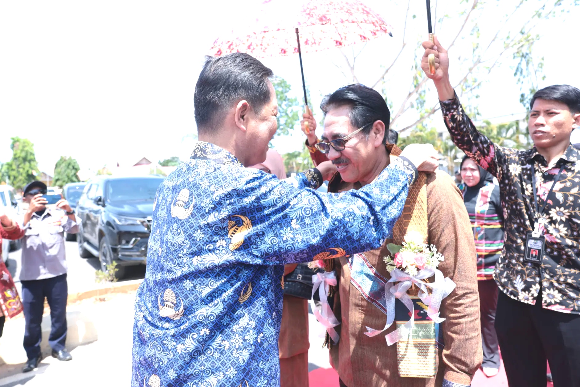 Sekda Bombana, Man Arfa mengalungkan Bunga tanda Selamat Datang kepada Pj. Bupati Bombana Edy Suharmanto