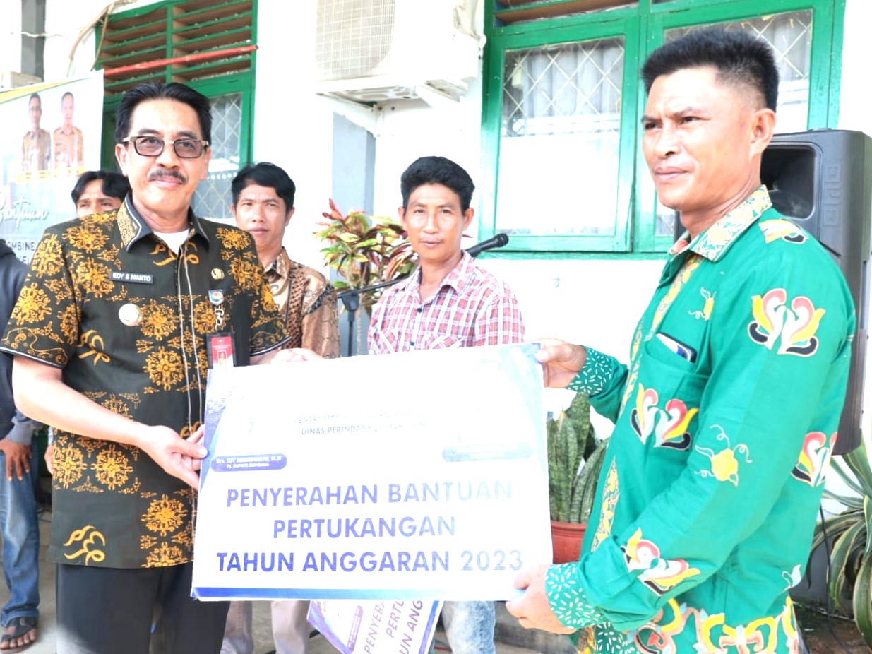 Pj. Bupati Bombana, Drs. Edy Suharmanto, M.Si. menyerahkan bantuan secara simbolis (Foto : Kominfo)