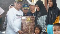 Penjabat Bupati Kolaka Utara, Dr. Ir. Sukanto Toding, saat mendistribusikan bantuan kepada BAS