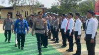 Wakapolres Bombana Kompol Reda Irfanda, S.H, S.I.K, M.H saat memeriksa kesiapan pasukan