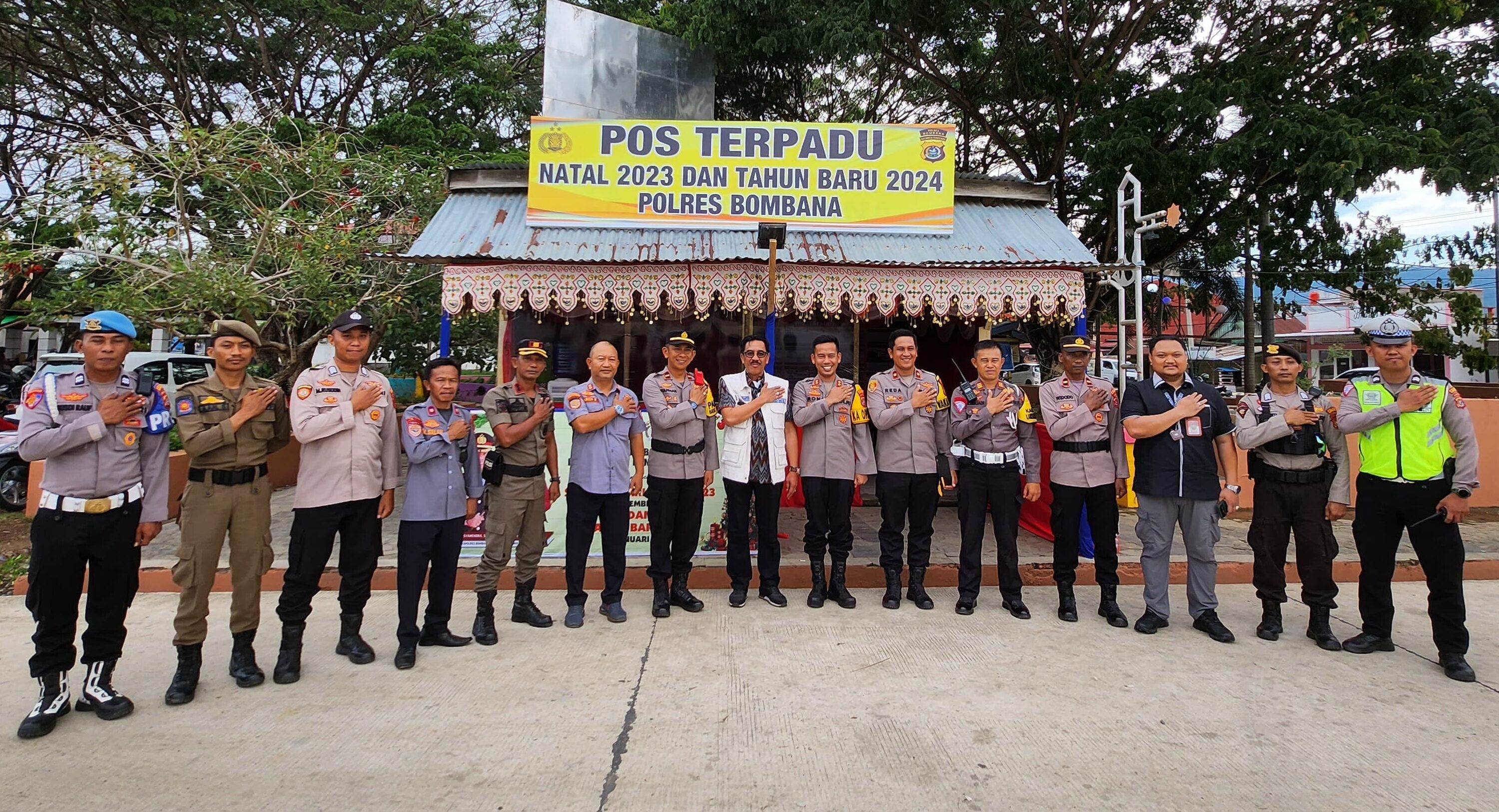 Pj. Bupati dan Kapolres Bombana saat meninjau Pos Terpadu Nataru Rumbia