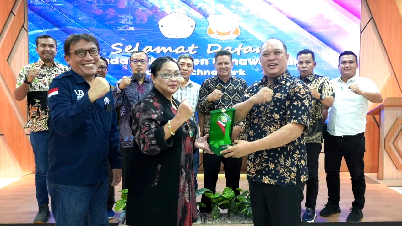 Bupati Ruksamin saat menyerahkan cinderamata ke Pihak Universitas Gunadarma
