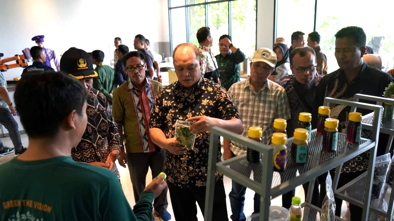 Bupati Ruksamin saat menyerahkan cinderamata ke Pihak Universitas Gunadarma