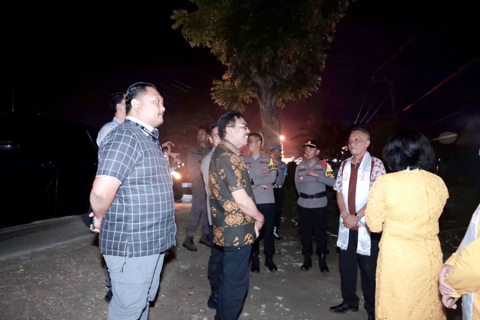 Pj. Bupati Bombana, Drs. Edy Suharmanto, M.Si saat memantau kesiapan Gereja