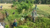 Personel Koramil 1431-01/Rumbia sedang melaksanakan pembersihan irigasi