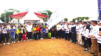 Pj. Bupati Bombana Edy Suharmanto saat melepas peserta jalan sehat