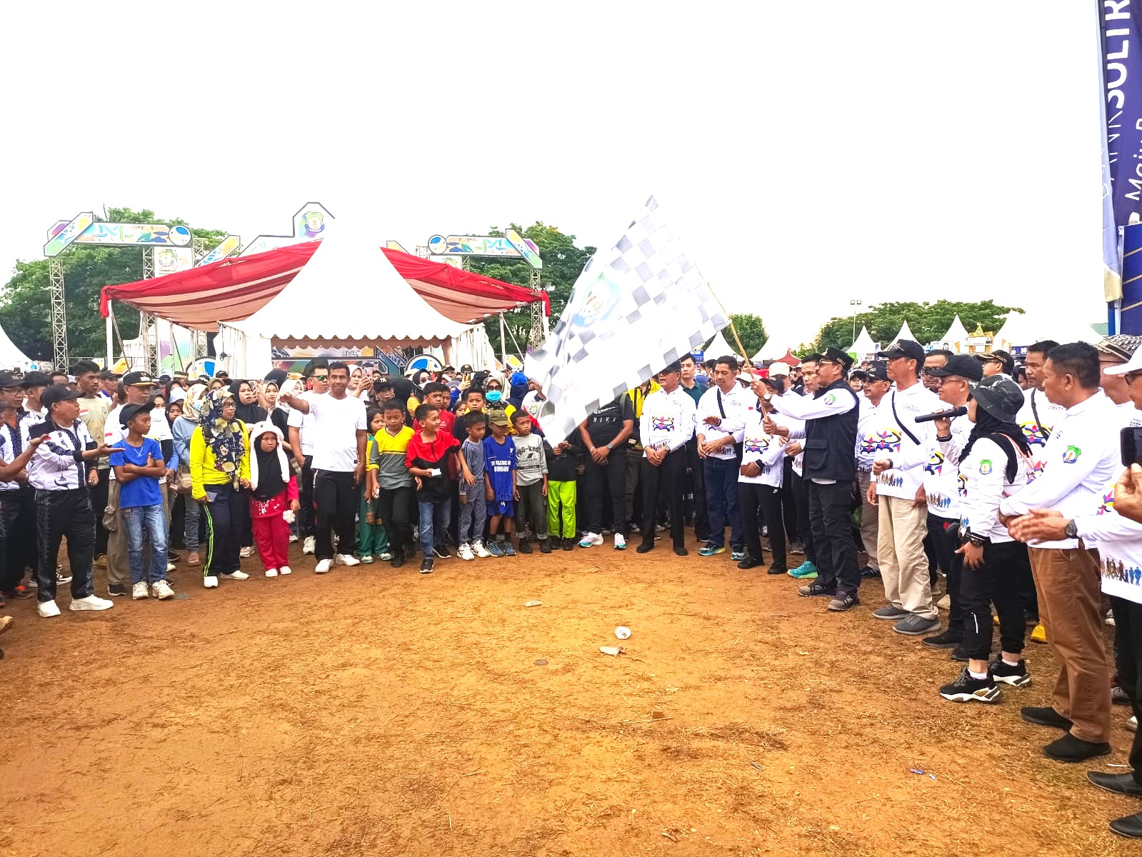 Pj. Bupati Bombana Edy Suharmanto saat melepas peserta jalan sehat