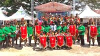 Foto bersama Ketua Persit Kartika Chandra Kirana Cab LXIV Dim 1431/Bombana dengan Personel Drumband Yonif 725/Woroagi