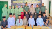 Plh. Kasdim 1431/Bombana Kapten Inf Ahmad Yani dan Ibu menyerahkan bingkisan Kepada anak Yatim
