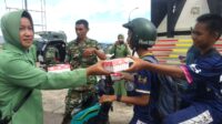 Personel Koramil 1431-01/Rumbia dan Persit Ranting 2 koramil Rumbia membagikan Snack Jumat berkah kepada penguna jalan yang melintas