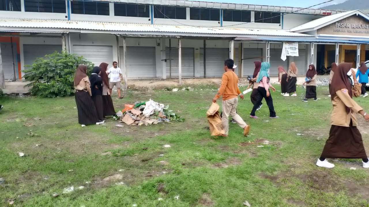 TNI, Polri, Masyarakat, dan siswa-siswi Bahu membahu bersihkan pasar Rakyat Dongkala 