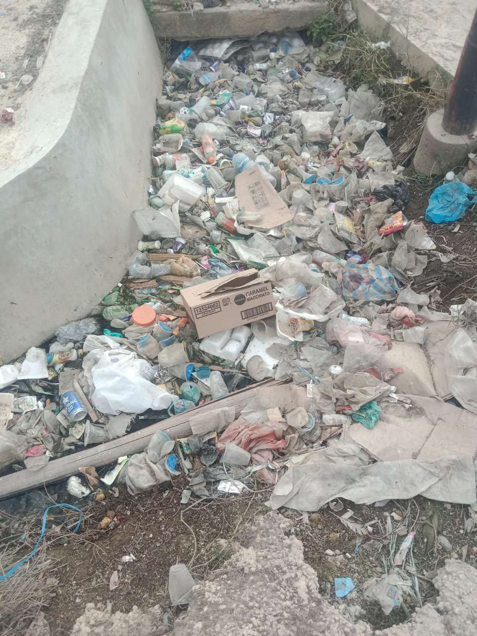 Kondisi saluran air yang tersumbat sampah sebelum dibersihkan oleh personel Koramil Poleang dan Masyarakat 