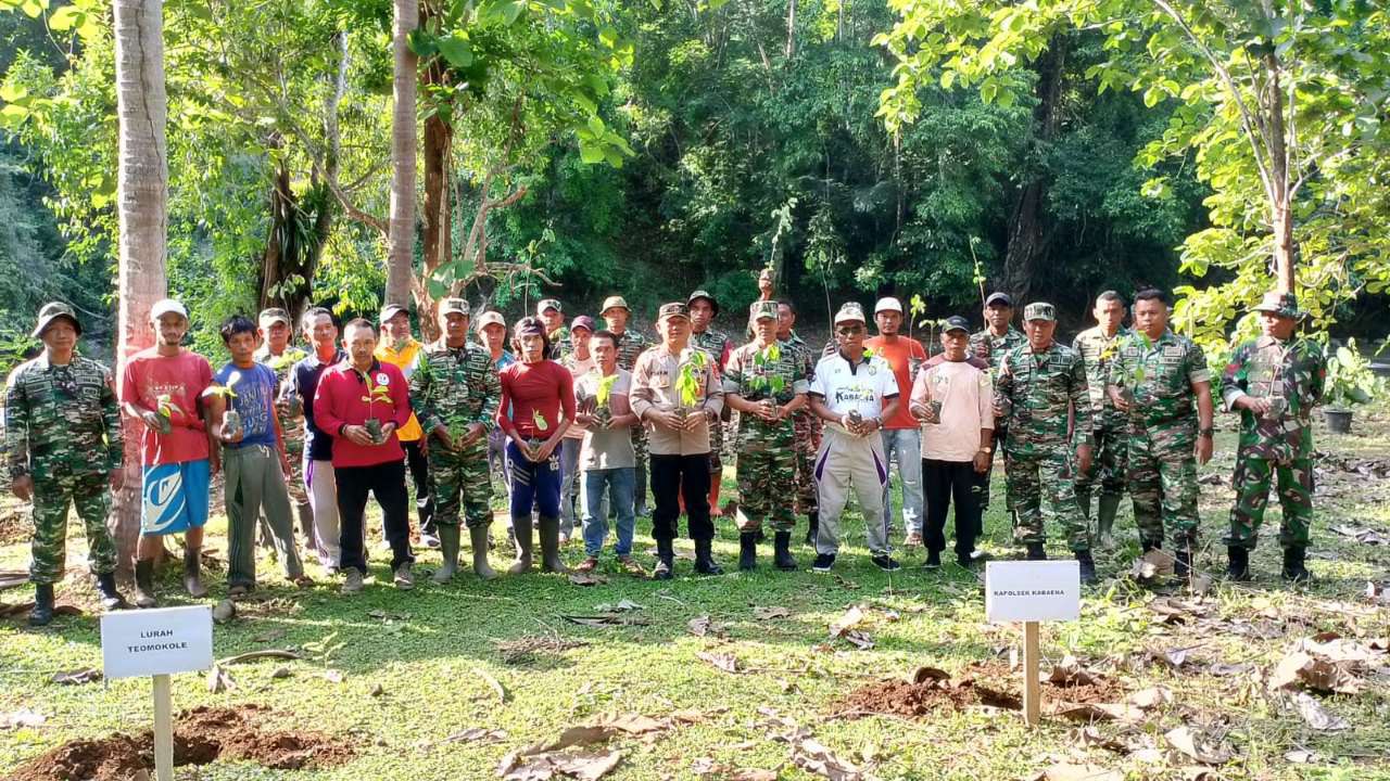 Foto Bersama sebelum kegiatan penanaman Pohon di Bantaran Sungai Lakambula