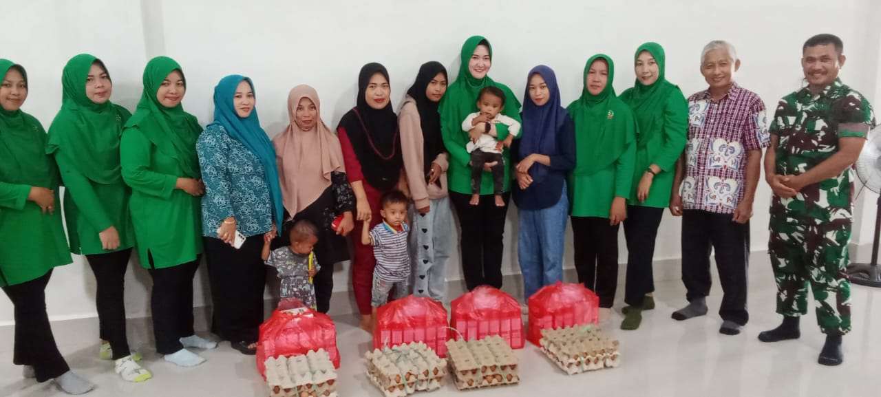 Ketua Persit Kartika Chandra Kirana Cab LXIV Dim 1431/Bombana (Tengah/Gendong bayi} dan ketua TP PKK Rumbia Tengah salurkan Bantuan Cegah Stunting