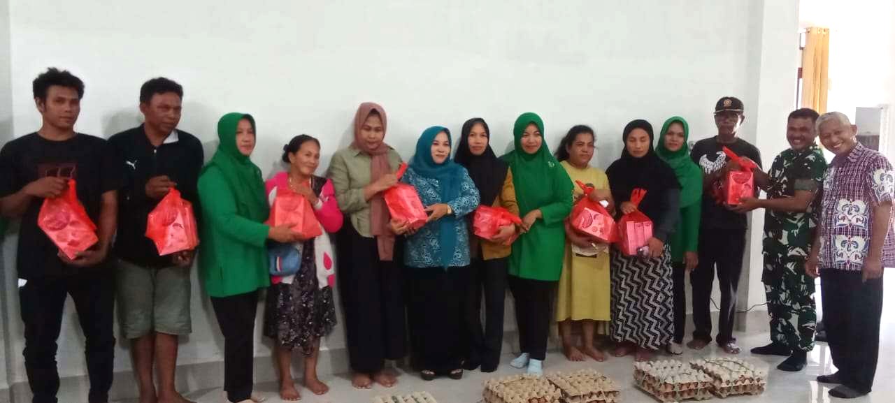Ketua TP PKK Rumbia Tengah Andi Suriyani dan ibu Persit Meneyerahkan Bantuan Kepada Ibu Hamil dan Menyusui 